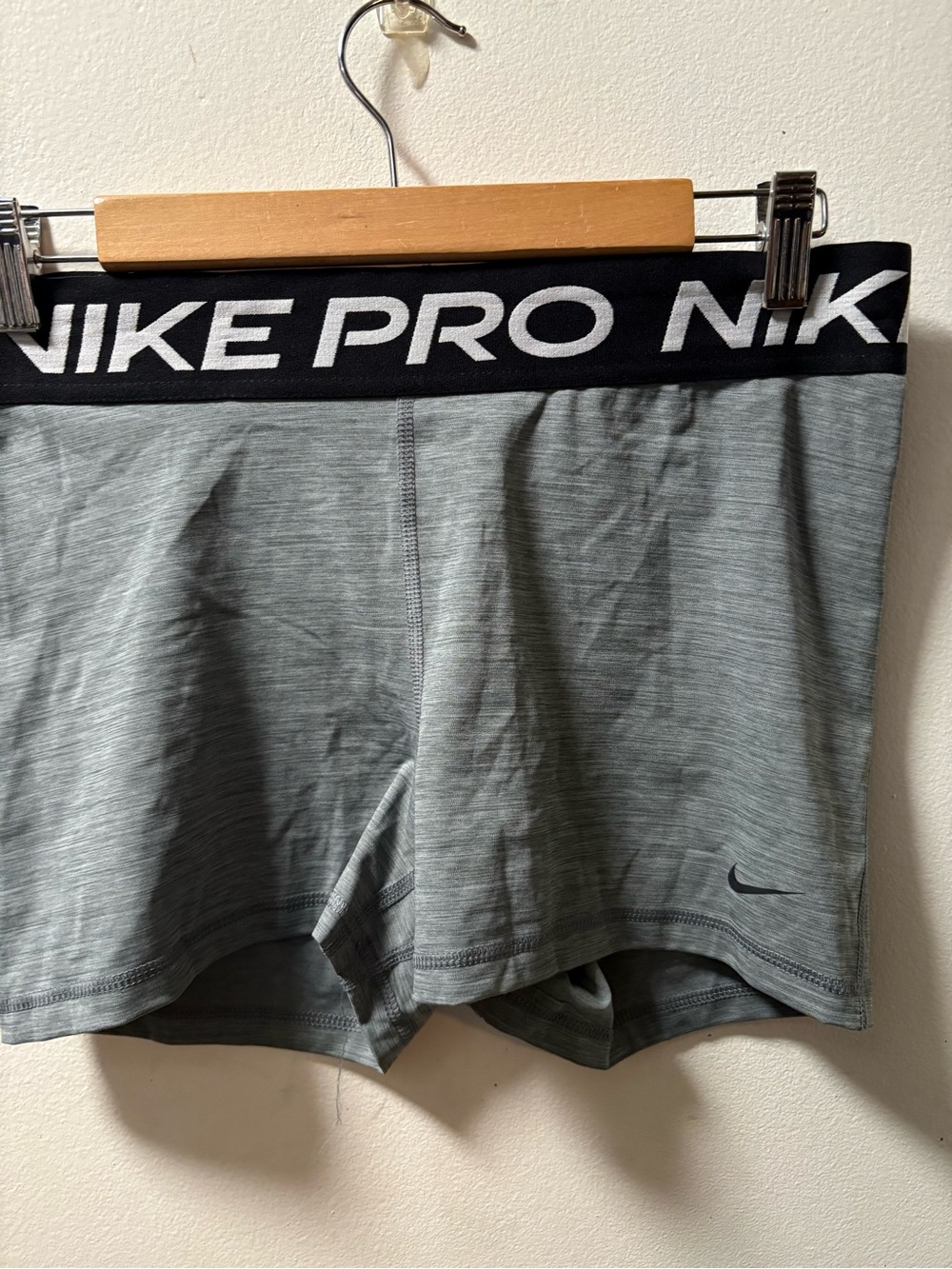 Nike Pro Menโs Light Gray Boxer Briefs with Black Waistband size L